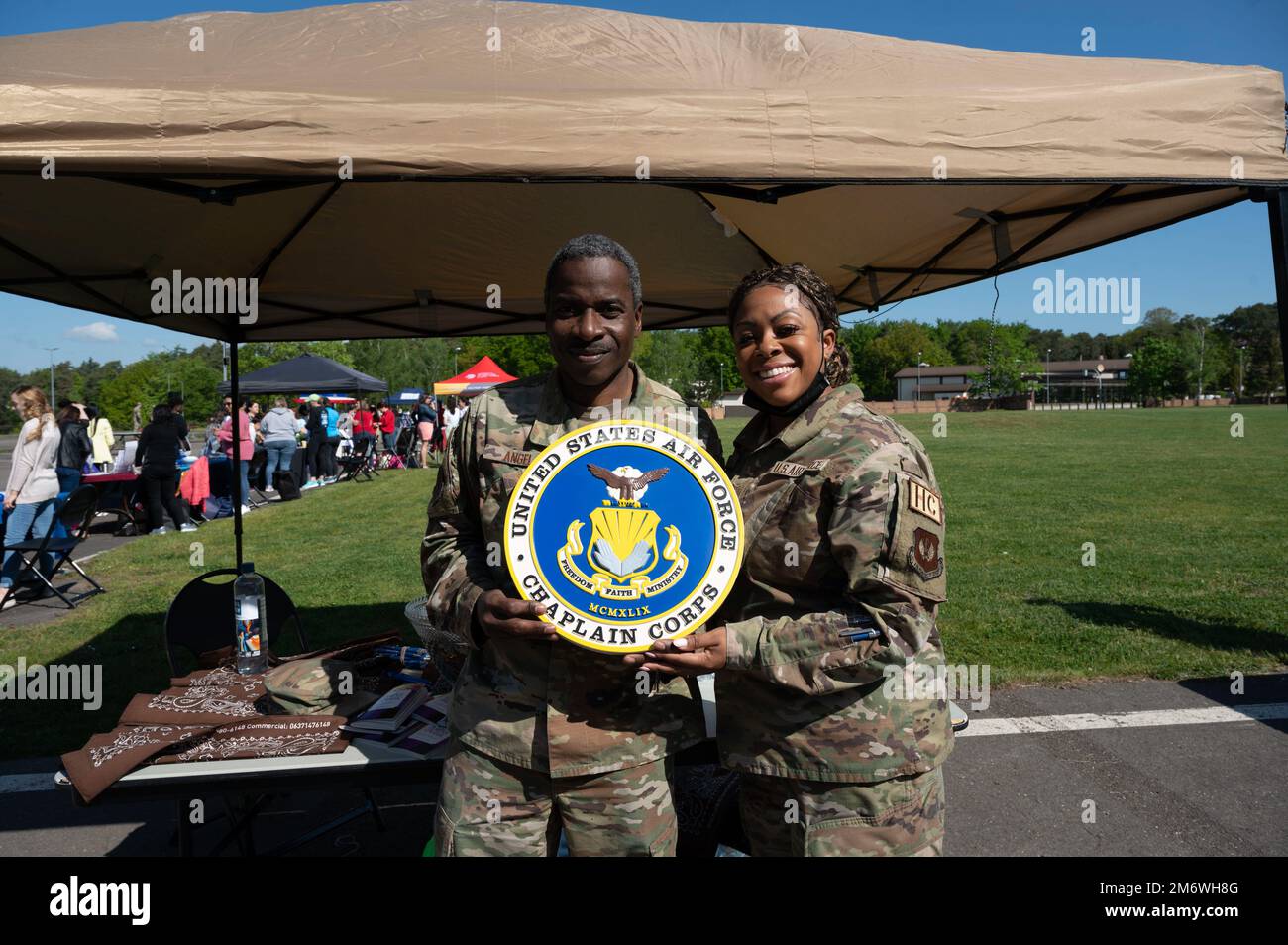 86th Airlift Wing Cappellani tenere una targa di legno presso Ramstein Air base, Germania, 6 maggio 2022. Il 86th Force Support Squadron Airmen and Family Readiness Center e il 86 AW Cappellano corpo ha ospitato il 2nd ° anno militare Sposo Appreciation Day per offrire cibo gratuito, giochi, premi e risorse per gli sposi e le loro famiglie. Foto Stock