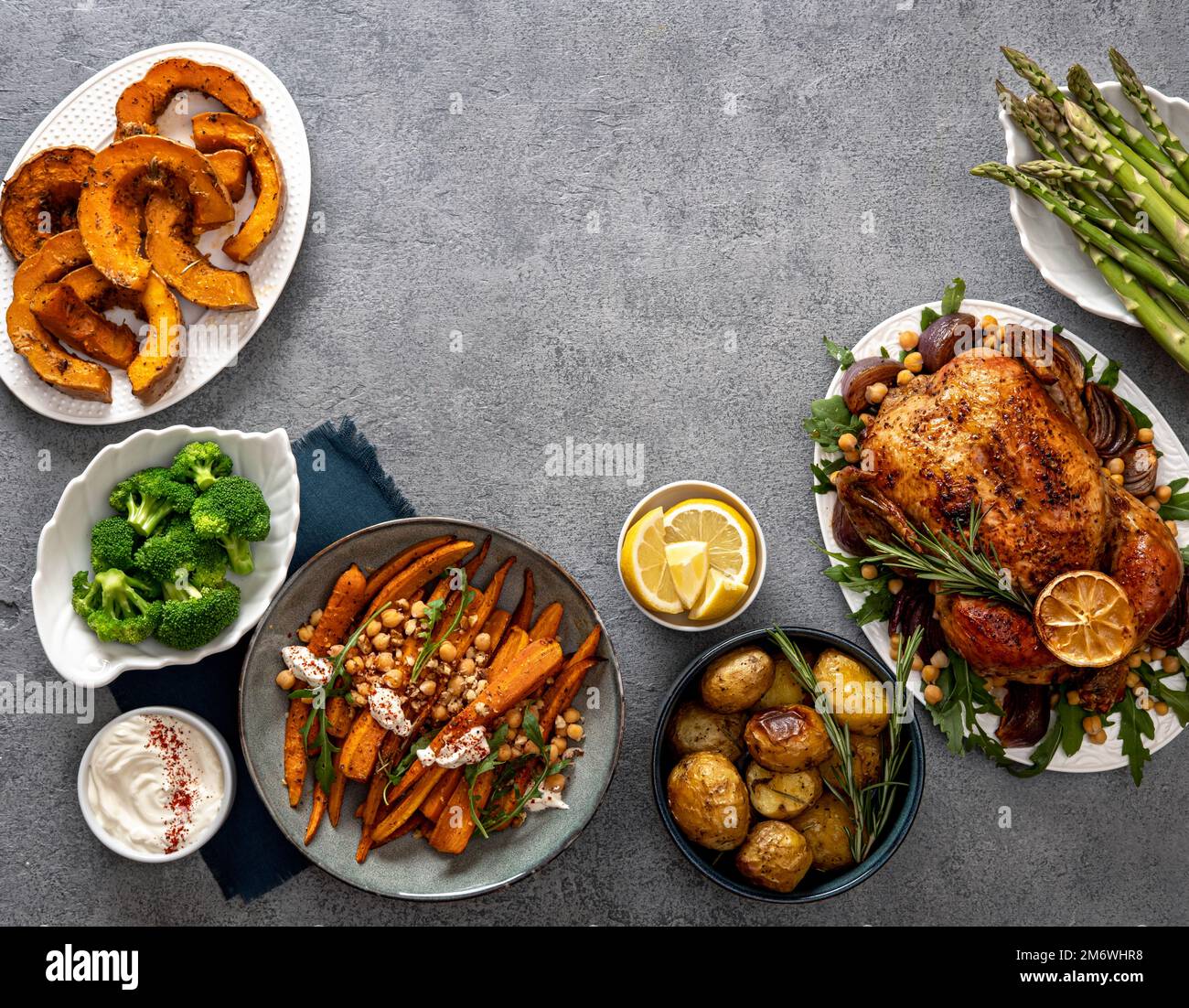 Piatti tradizionali festosi per il giorno del Ringraziamento. Pollo, patate e contorni al forno. Vista dall'alto, a posa piatta Foto Stock