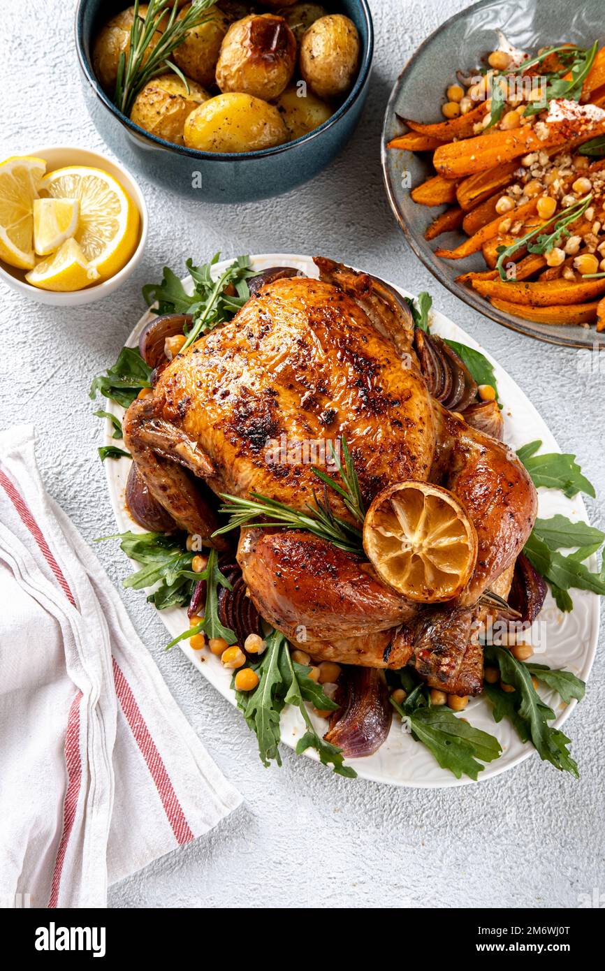 Piatti tradizionali festosi per il giorno del Ringraziamento. Pollo, patate e contorni al forno. Vista dall'alto, a posa piatta Foto Stock