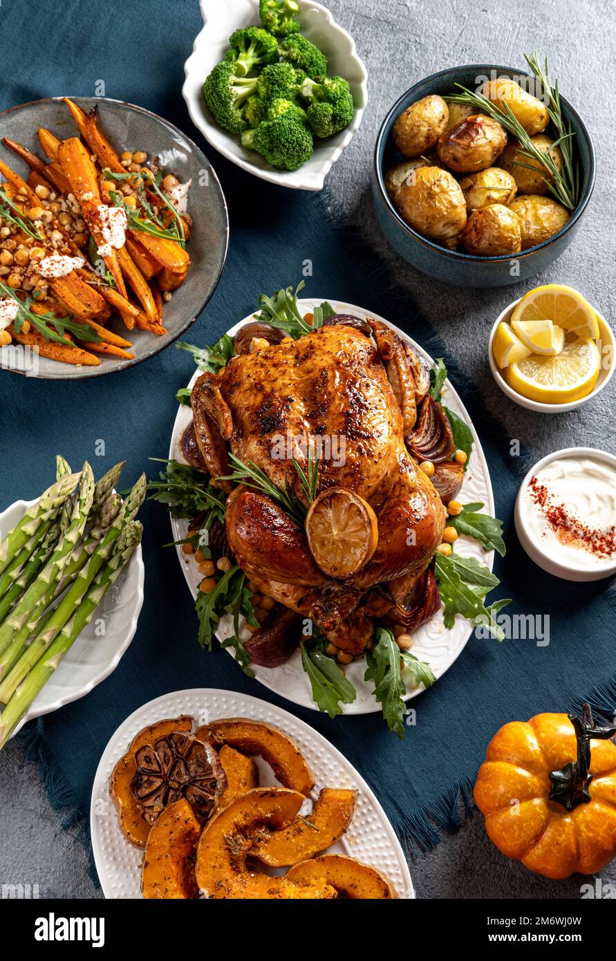 Piatti tradizionali festosi per il giorno del Ringraziamento. Pollo, patate e contorni al forno. Vista dall'alto, a posa piatta Foto Stock