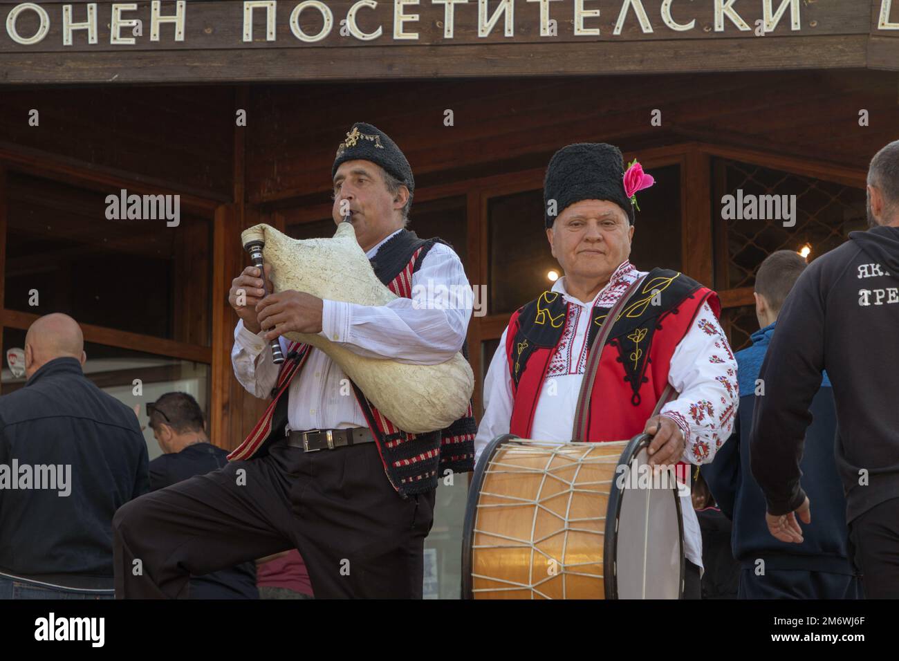 Gli abitanti bulgari vestiti con Nosiya, o abiti tradizionali, suonano  strumenti dall'Europa sudorientale durante la competizione Sliven strong  Man Competition a Sliven, Bulgaria, 6 maggio 2022. Il concorso è stato  ispirato da