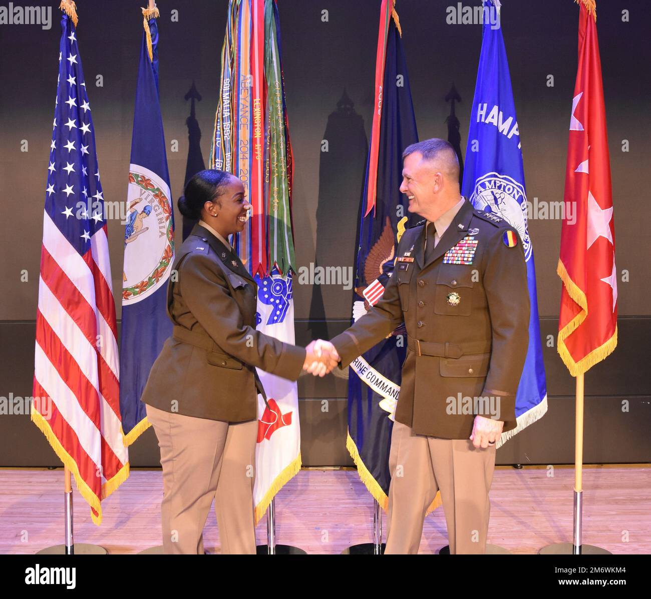 Appena promossa 2nd Lt. Che scuote le mani con il Gen. Paul E. Funk II, comandante generale del TRADOC. Foto Stock