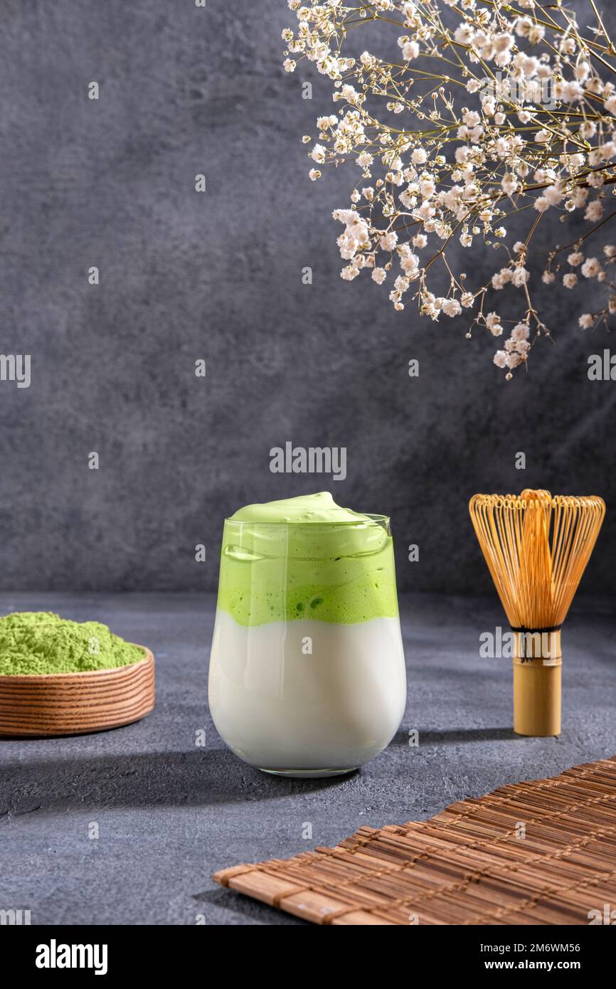 Tè Matcha. Latte di tè verde ghiacciato in vetro. Dalgona al tè verde, tè avaro con latte. Sana bevanda vegana, primo piano Foto Stock