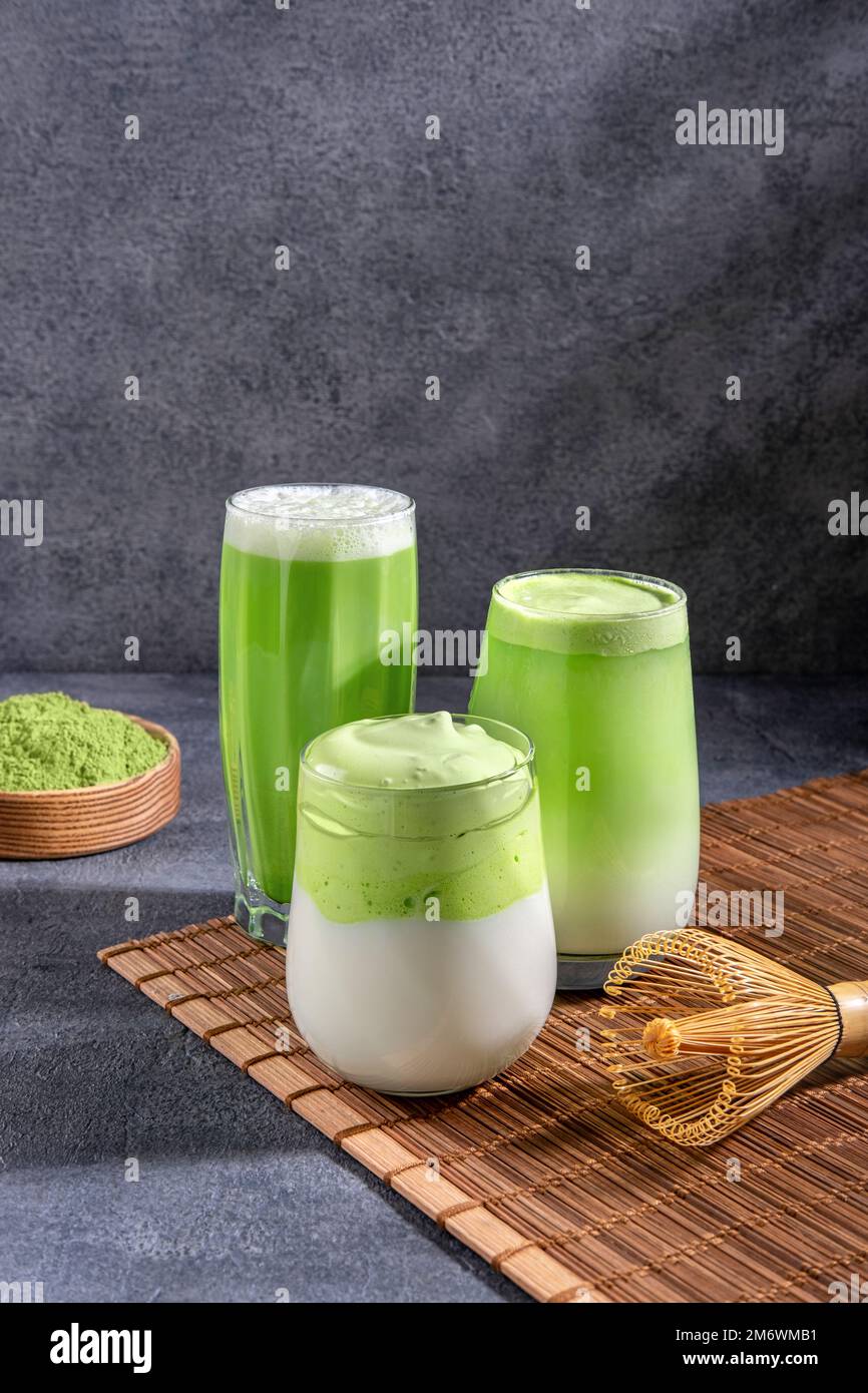 Tè Matcha. Latte di tè verde ghiacciato in vetro. Dalgona al tè verde, tè avaro con latte. Sana bevanda vegana, primo piano Foto Stock