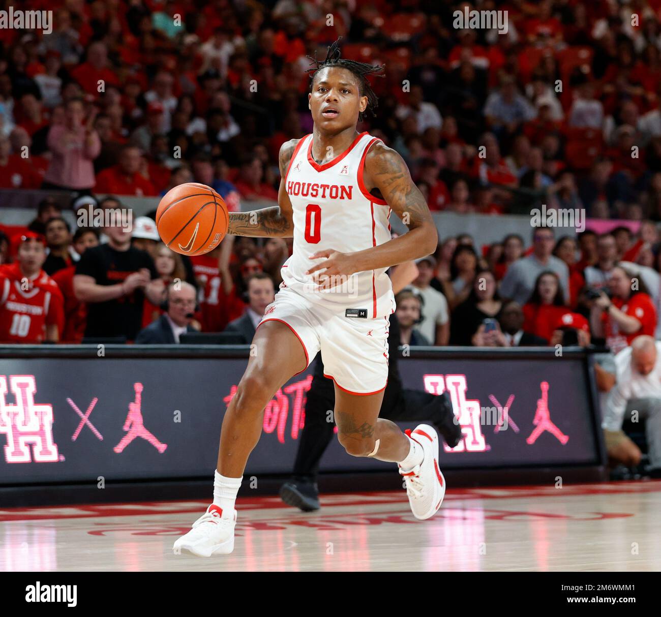 Houston, Texas, Stati Uniti. 5th Jan, 2023. La guardia di Houston Marcus Sasser (0) muove la palla durante una partita di pallacanestro degli uomini NCAA tra gli Houston Cougars e i Southern Methodist Mustangs il 5 gennaio 2023 a Houston. Houston Won, 87-53, (Credit Image: © Scott Coleman/ZUMA Press Wire) Foto Stock