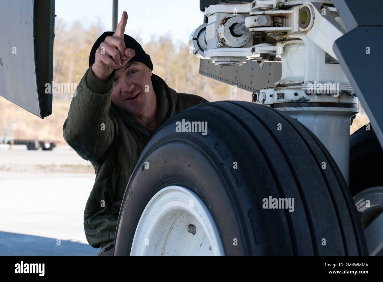 STATI UNITI Jeff Britton, un capo dell'equipaggio assegnato a 718th Aircraft Maintenance Squadron, ispeziona il carrello di atterraggio di un KC-135 Stratotanker dal 909th Air Refueling Squadron prima di una missione di volo durante LA BANDIERA ROSSA-Alaska 22-1 presso la Joint base Elmendorf-Richardson, Alaska, 6 maggio 2022. I modelli 718th AMXS e 909th ARS provengono dalla base aerea di Kadena, Giappone. RF-A è progettato per fornire un addestramento realistico in un ambiente di combattimento simulato. Foto Stock