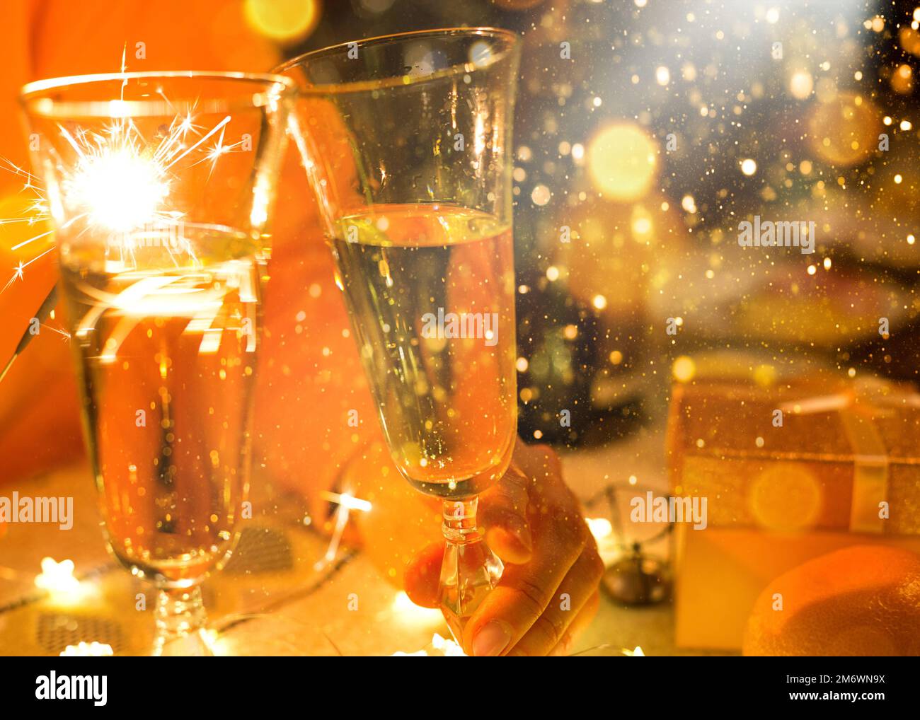 Scintillanti in un bicchiere di champagne - bicchiere trasparente con vino e spruzzi. Capodanno, umore festivo, festa. Natale Foto Stock