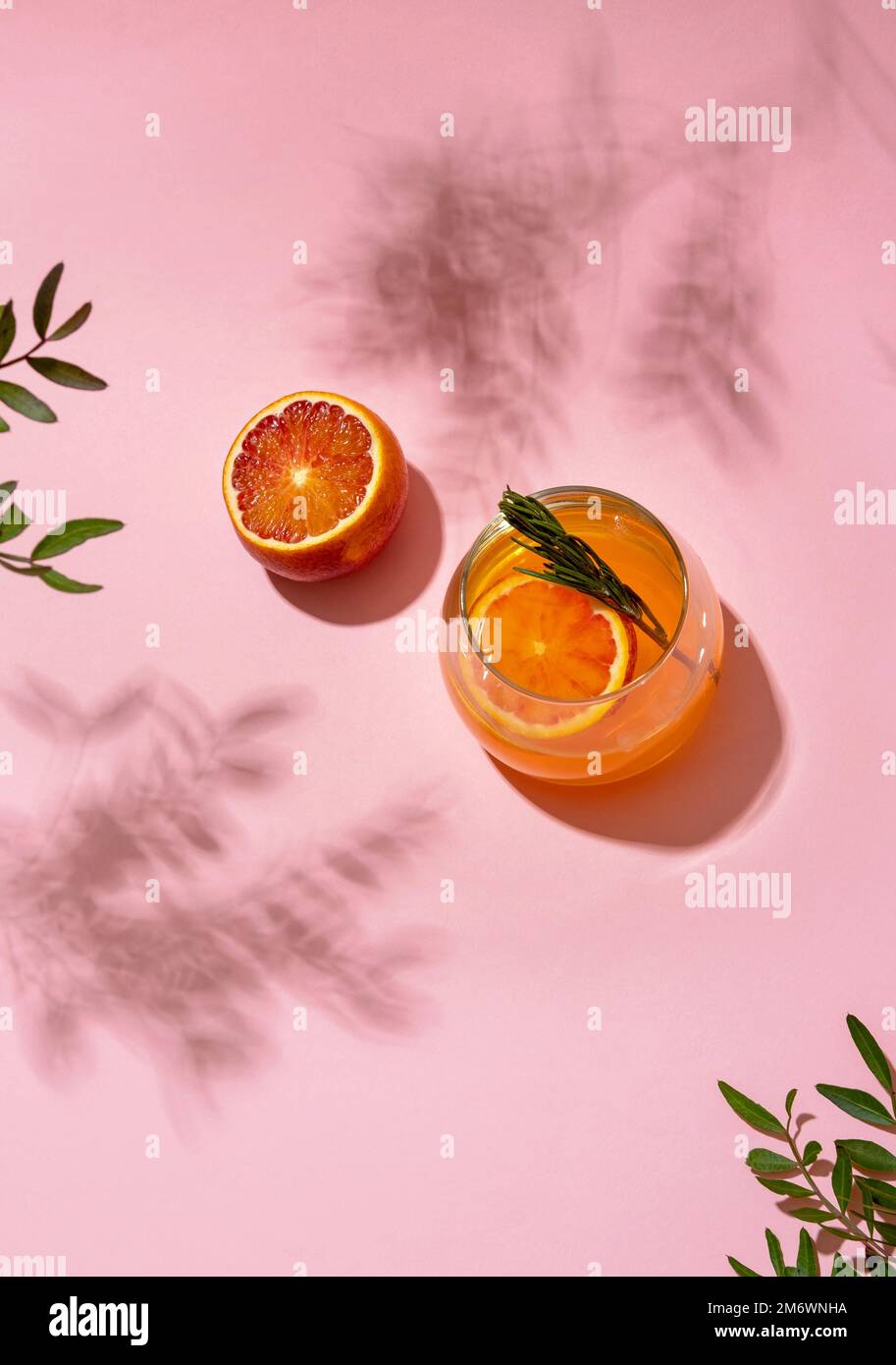 Cocktail estivo ghiacciato alcolico servito sotto la luce del sole estivo, vista dall'alto. Foto Stock