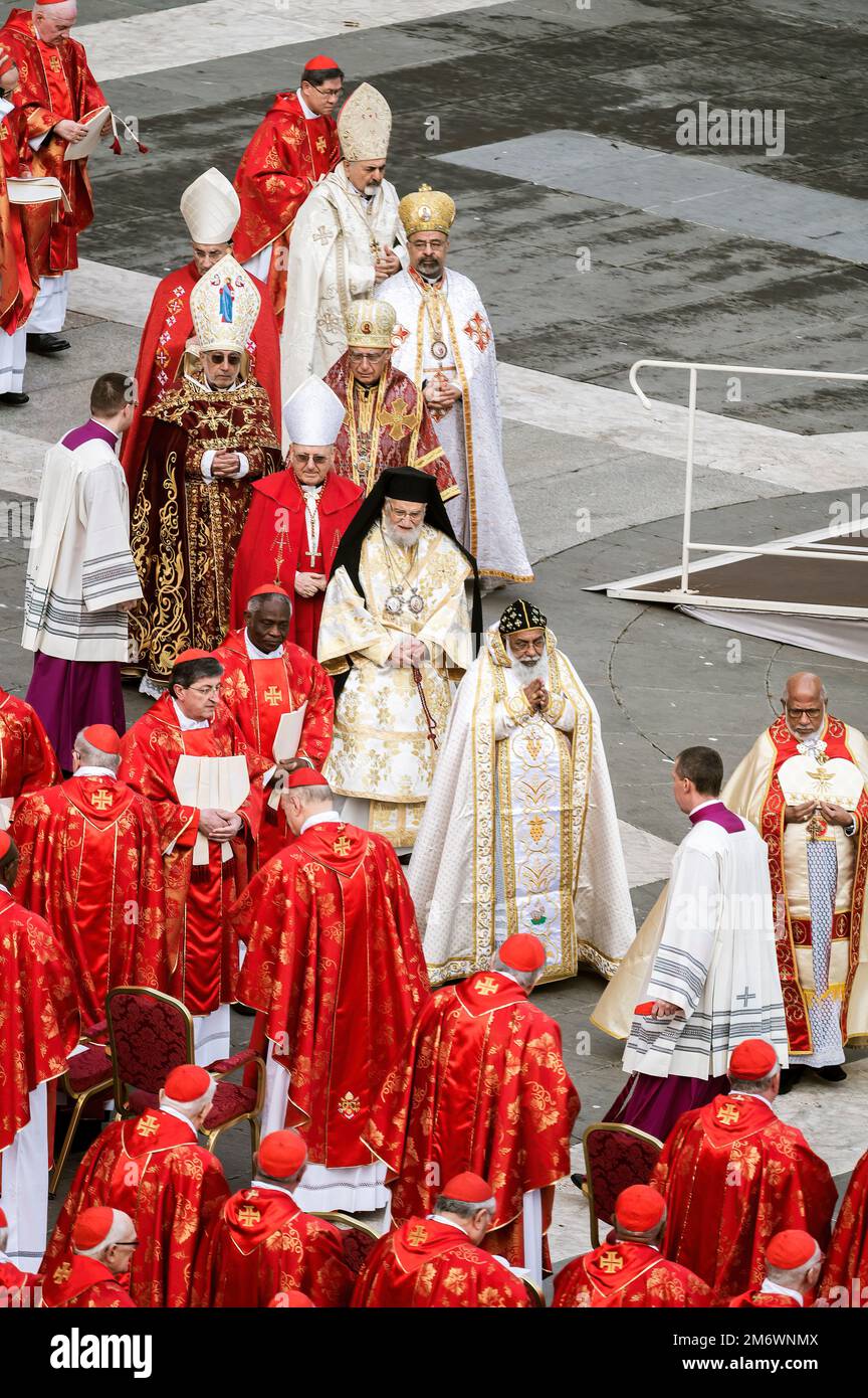 Roma, Italia. 05th Jan, 2023. Cardinali e autorità religiose si vedono arrivare in piazza. La cerimonia funebre di Papa Francesco per il suo predecessore, Papa Benedetto XVI (Joseph Ratzinger), che si dimise dalla sua posizione nel 2013, acquisendo il titolo di Emeritus, un titolo innovativo ancora vivo mentre un nuovo Papa (Francesco) regna in Vaticano. Migliaia di persone e una rappresentanza istituzionale italiana e tedesca si sono riunite nella piazza per rendere omaggio a Benedetto XVI. (Foto di Valeria Ferraro/SOPA Images/Sipa USA) Credit: Sipa USA/Alamy Live News Foto Stock