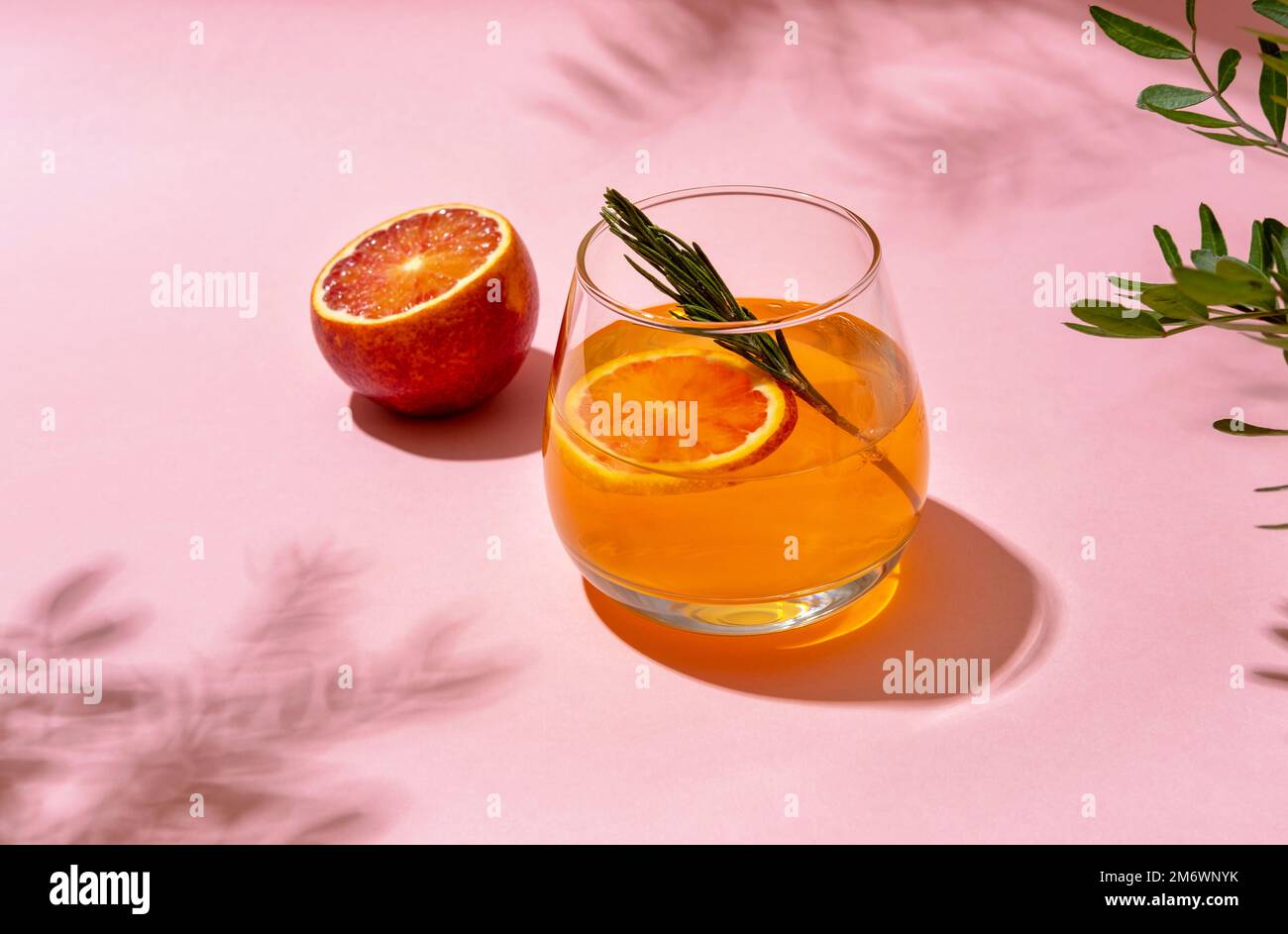 Cocktail estivo ghiacciato alcolico servito sotto la luce del sole estivo, vista dall'alto. Foto Stock