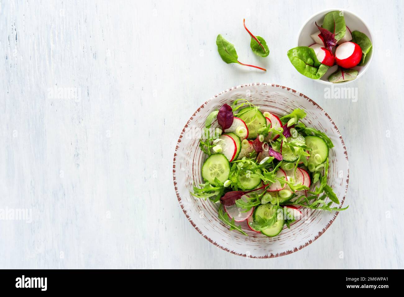 Insalata estiva di verdure sane con cetriolo, ravanello, micro verdi e pomodoro. Insalata di verdure sane d'estate. Foto Stock