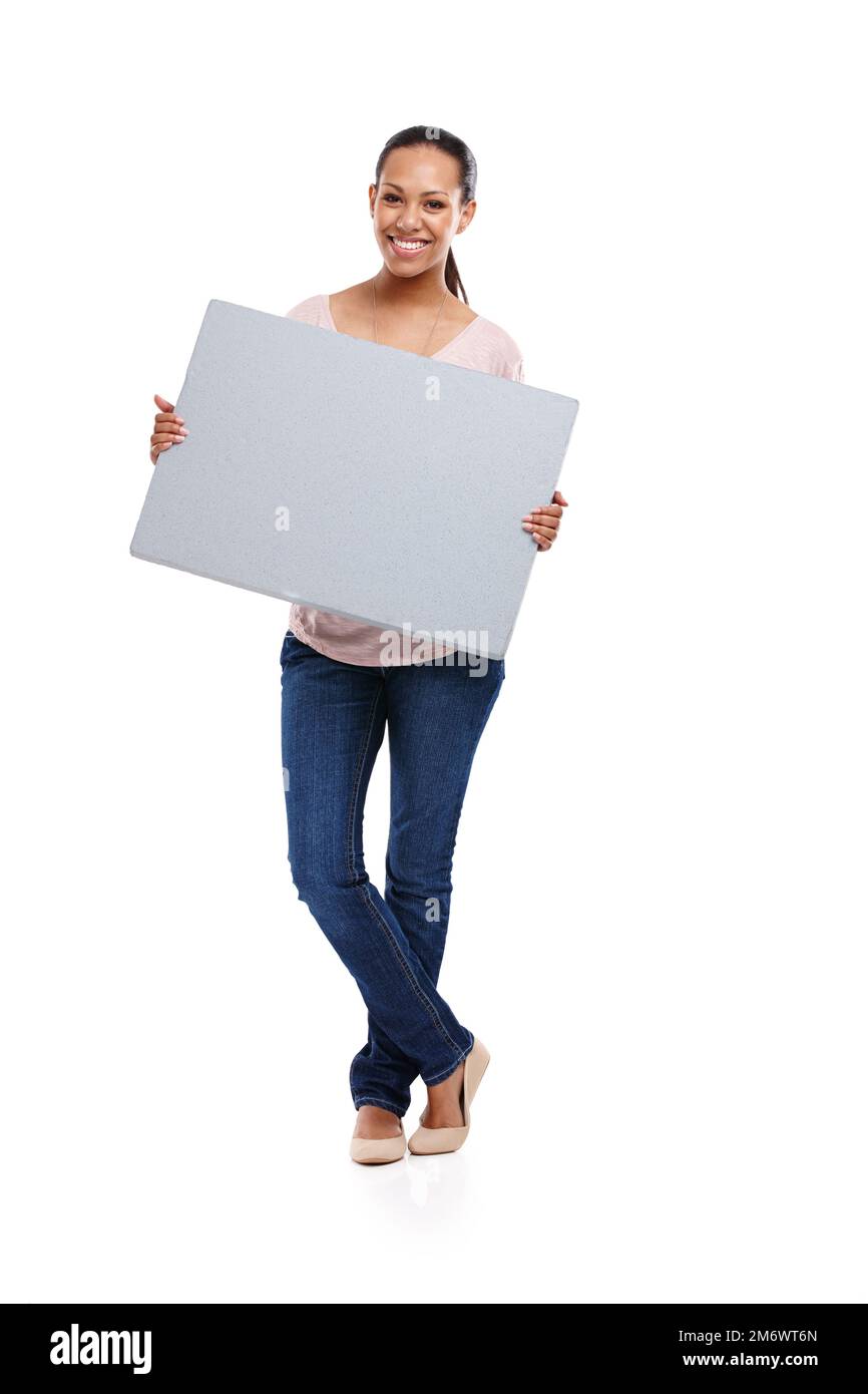 Tenendo in mano la tua idea. Ritratto a tutta lunghezza di una giovane donna attraente in uno studio con una tavola isolata su bianco. Foto Stock