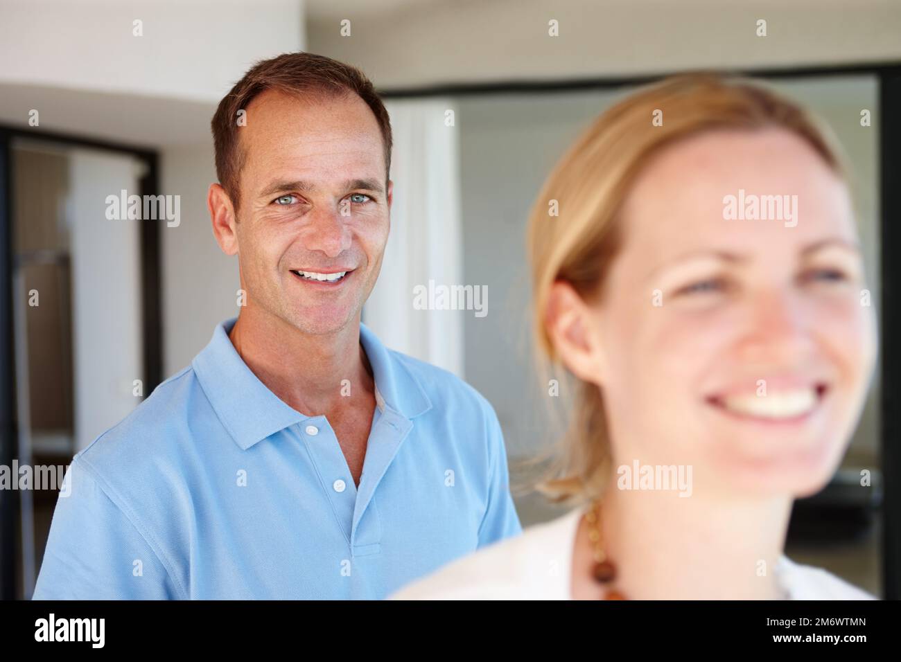 Vicino, lontano, ovunque ti trovi. una coppia sorridente felicemente mentre theyre si lega all'interno. Foto Stock