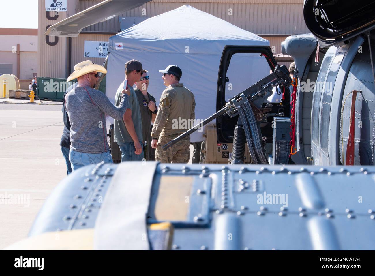 I partecipanti allo spettacolo aereo scoprono la HH-60G Ave Hawk, 7 maggio 2022, sulla base dell'aeronautica militare di Holloman, New Mexico. La missione principale dell'elicottero HH-60G a nave Hawk è quella di condurre operazioni di recupero del personale di giorno o di notte in ambienti ostili per recuperare personale isolato durante la guerra ed è stato messo in mostra statica durante l'Holloman Legacy of Liberty Air Show and Open House del 2022. Foto Stock
