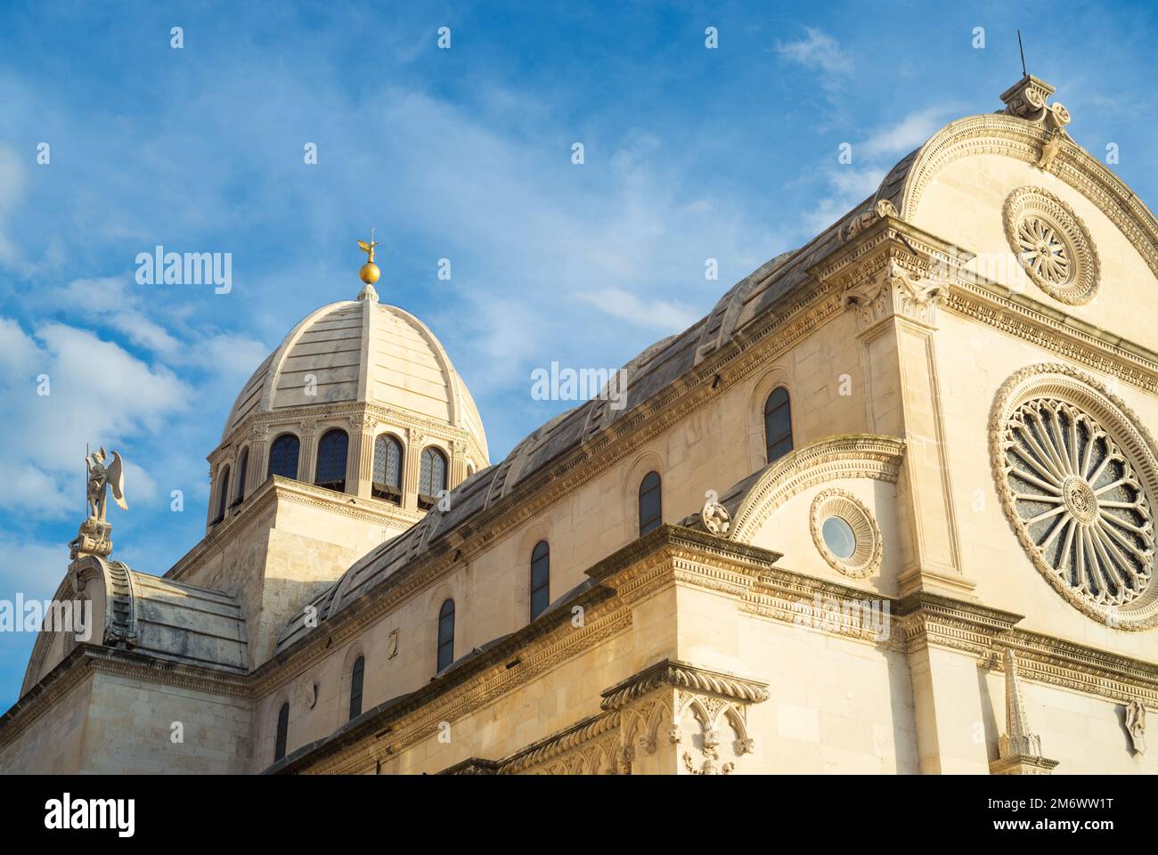 Cattedrale Sibenik città. / Vista sulla cattedrale nella città di Sibenik, famoso luogo storico e turistico in Croazia, Europa. Foto Stock