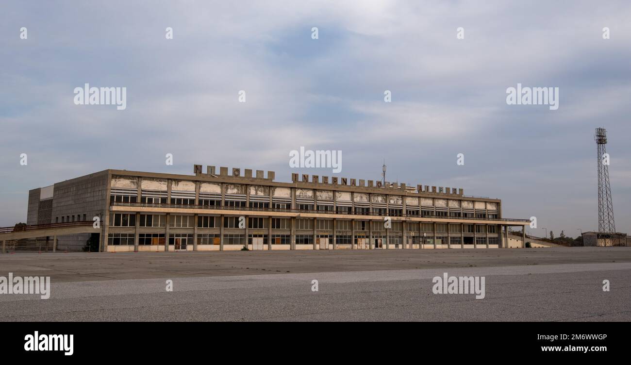 Costruzione abbandonata dell'aeroporto internazionale di Nicosia situato nella zona cuscinetto di Cipro. Foto Stock