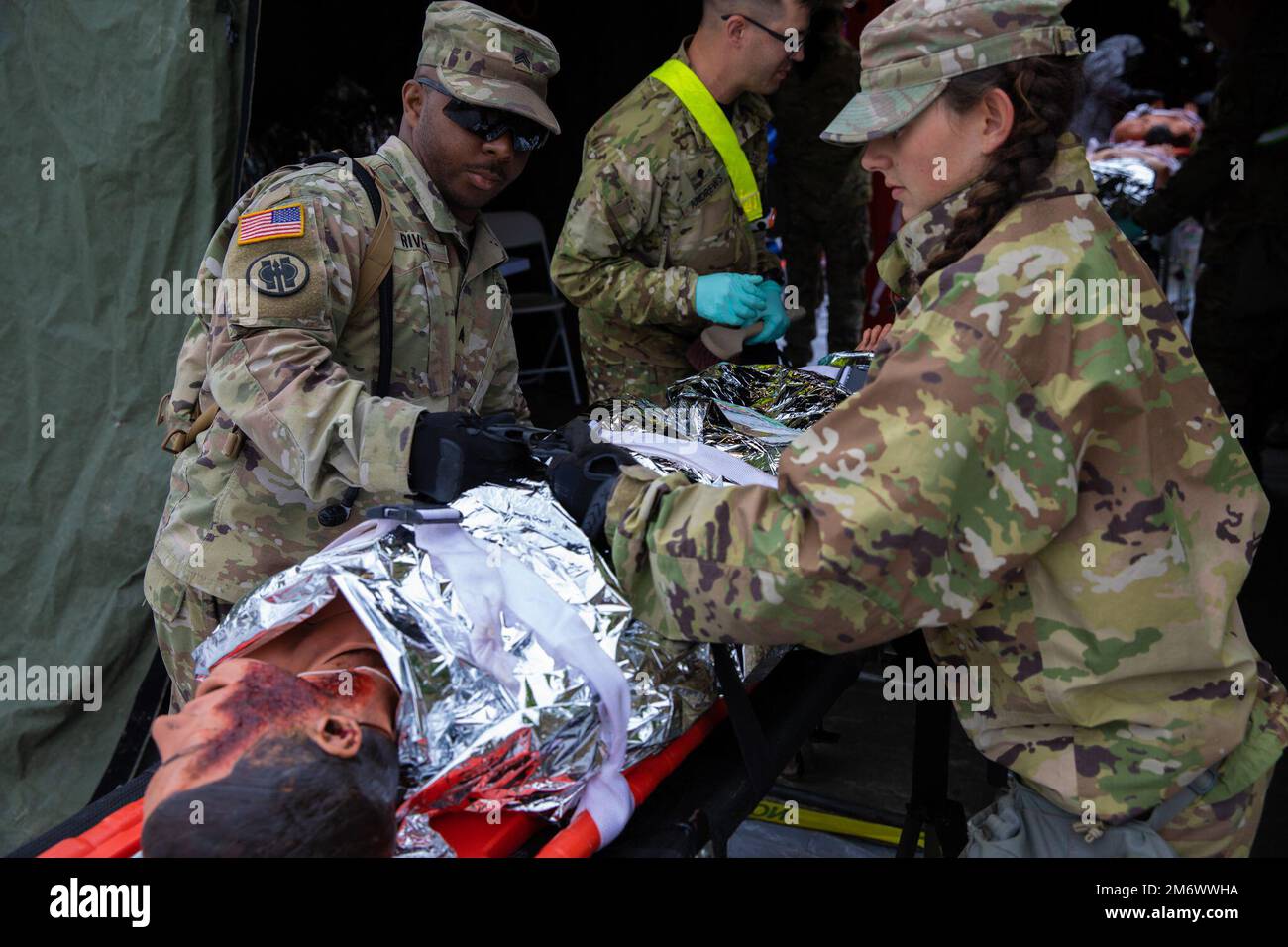 STATI UNITI Khawaja Rivera, assegnata alla 561st Military Police Company a Fort Campbell, Kentucky, assicura un paziente ferito simulato durante il Guardian Response 22, Muscatuck Urban Training Center, Indiana, 7 maggio 2022. Guardian Response 22 è un esercizio di formazione progettato per testare la disponibilità e la reattività delle unità agli scenari di risposta nucleare. (Foto di U.S. Jermaine Jackson) Foto Stock