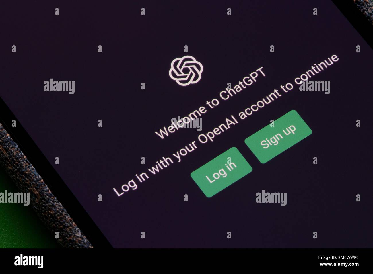 La pagina di accesso di ChatGPT è visualizzata sul sito Web di OpenAI su uno smartphone. CharGPT è un prototipo di chatbot ai sviluppato da OpenAI che si specializza nel dialogo. Foto Stock