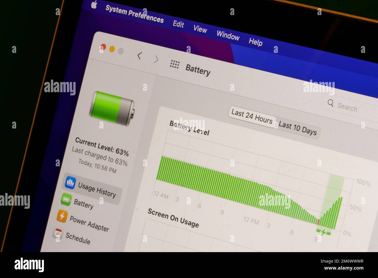 La pagina della batteria viene visualizzata nelle Preferenze di sistema su un computer portatile MacBook Air. Foto Stock