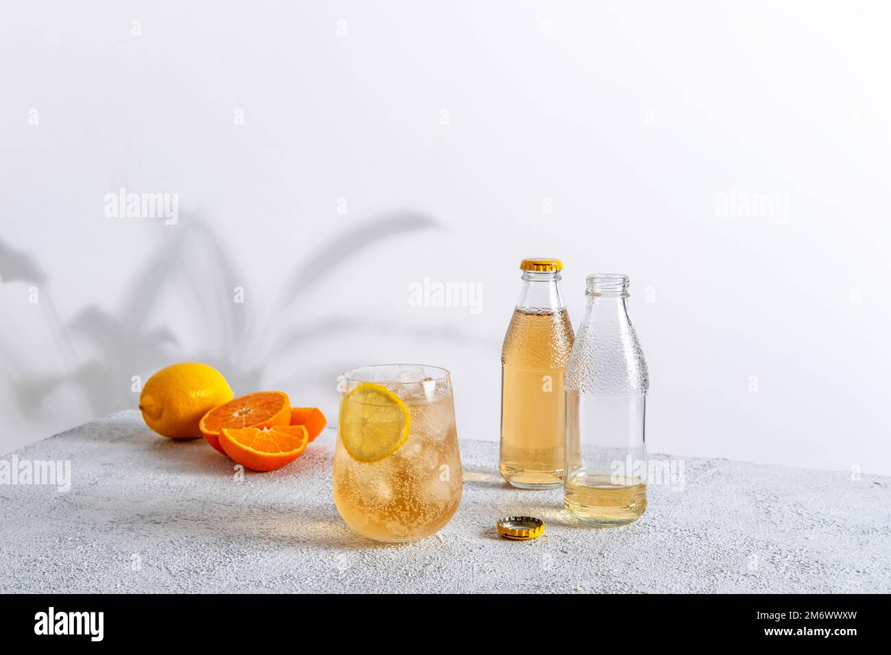 Il punch alcolico vivace e frizzante è perfetto per le riunioni estive. Cocktail colorati in bicchieri. Bevande fresche per le vacanze. Foto Stock