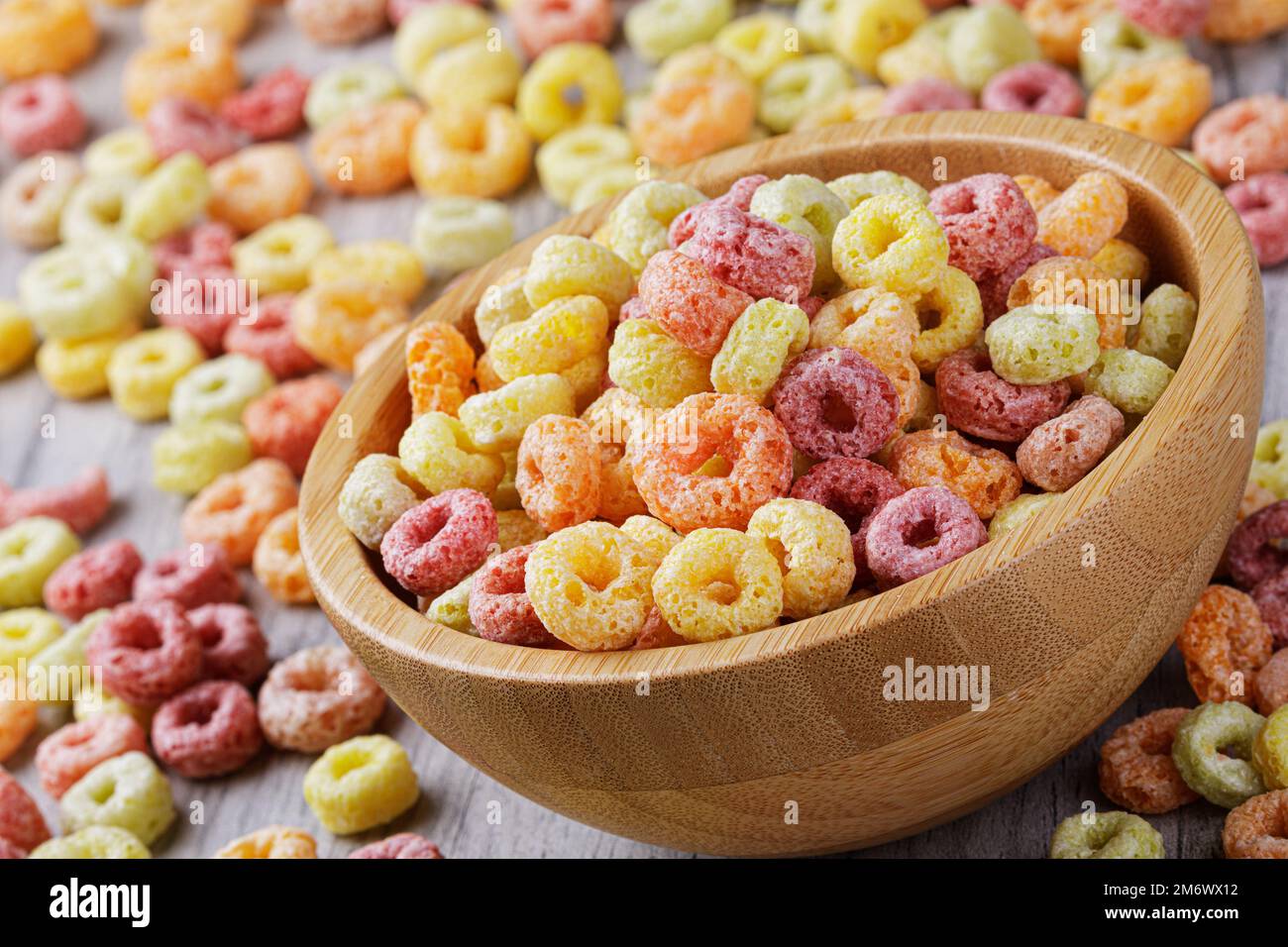Uno sfondo di una deliziosa e popolare colazione cereali mattina su uno sfondo di legno Foto Stock