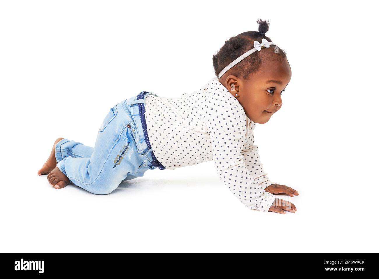 Continua a muoviti. Studio shot di una bambina che striscia su uno sfondo bianco. Foto Stock