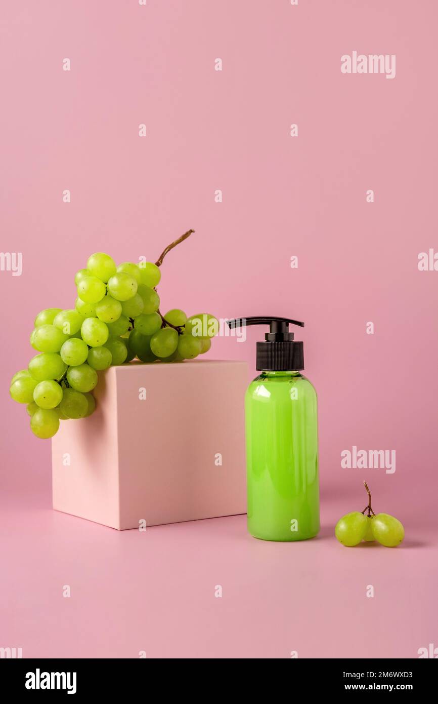 Bottiglia mock up per il branding con olio di semi d'uva sul podio. Set di confezionamento cosmetici. Prodotto cosmetico per la cura della pelle. Mock up cosmetico Foto Stock