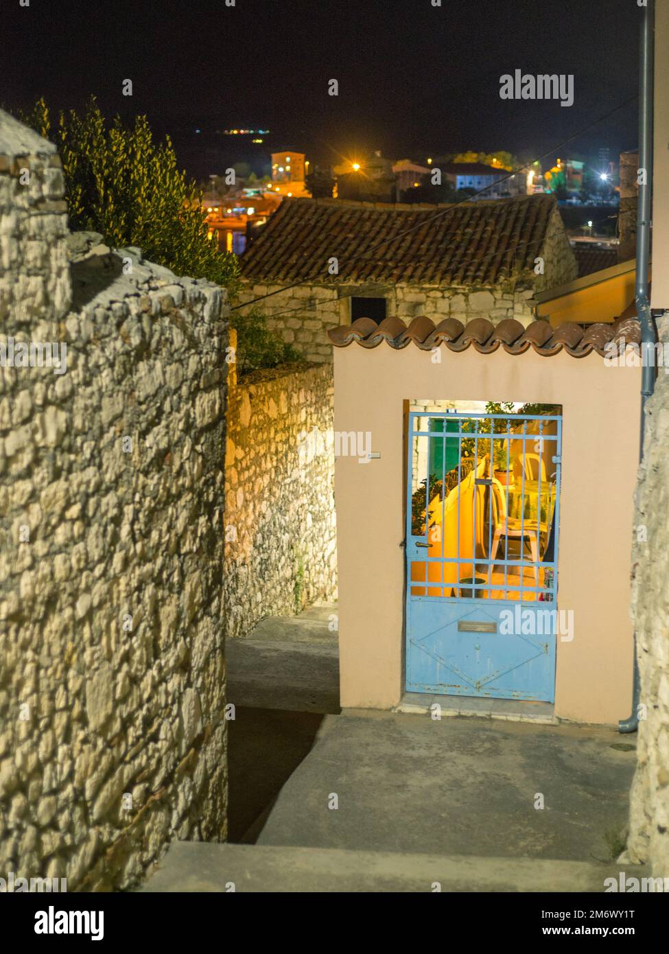 Vicolo vuoto nel centro storico di Sibenik di notte Foto Stock