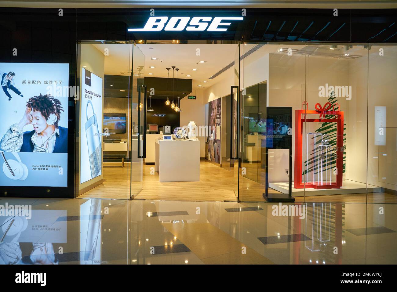 SHENZHEN, CINA - CIRCA NOVEMBRE 2019: Ingresso al negozio Bose a Shenzhen. Foto Stock