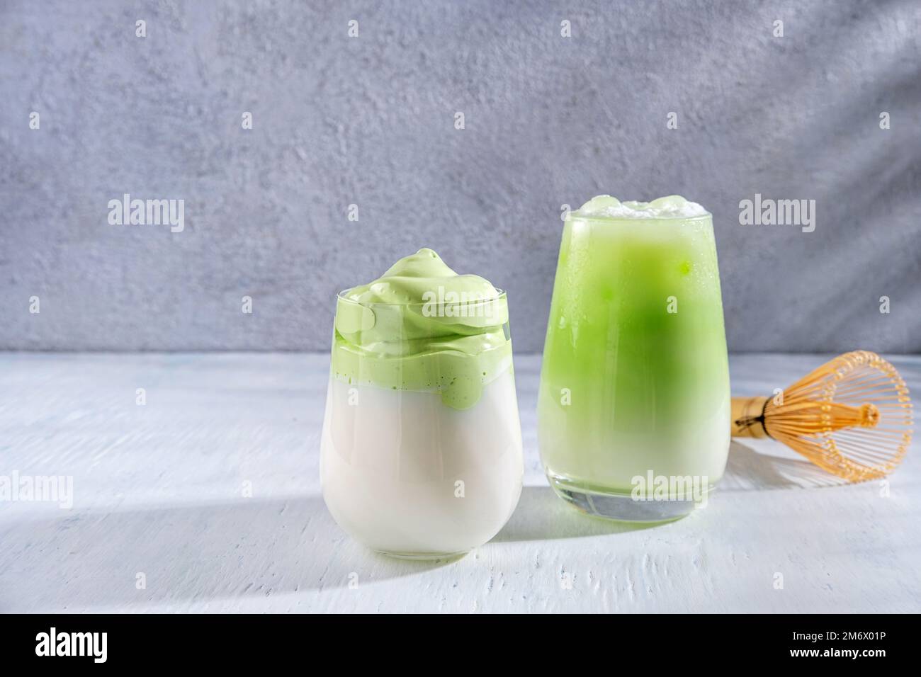 Tè Matcha. Latte di tè verde ghiacciato in vetro. Dalgona al tè verde, tè avaro con latte. Sana bevanda vegana, primo piano Foto Stock