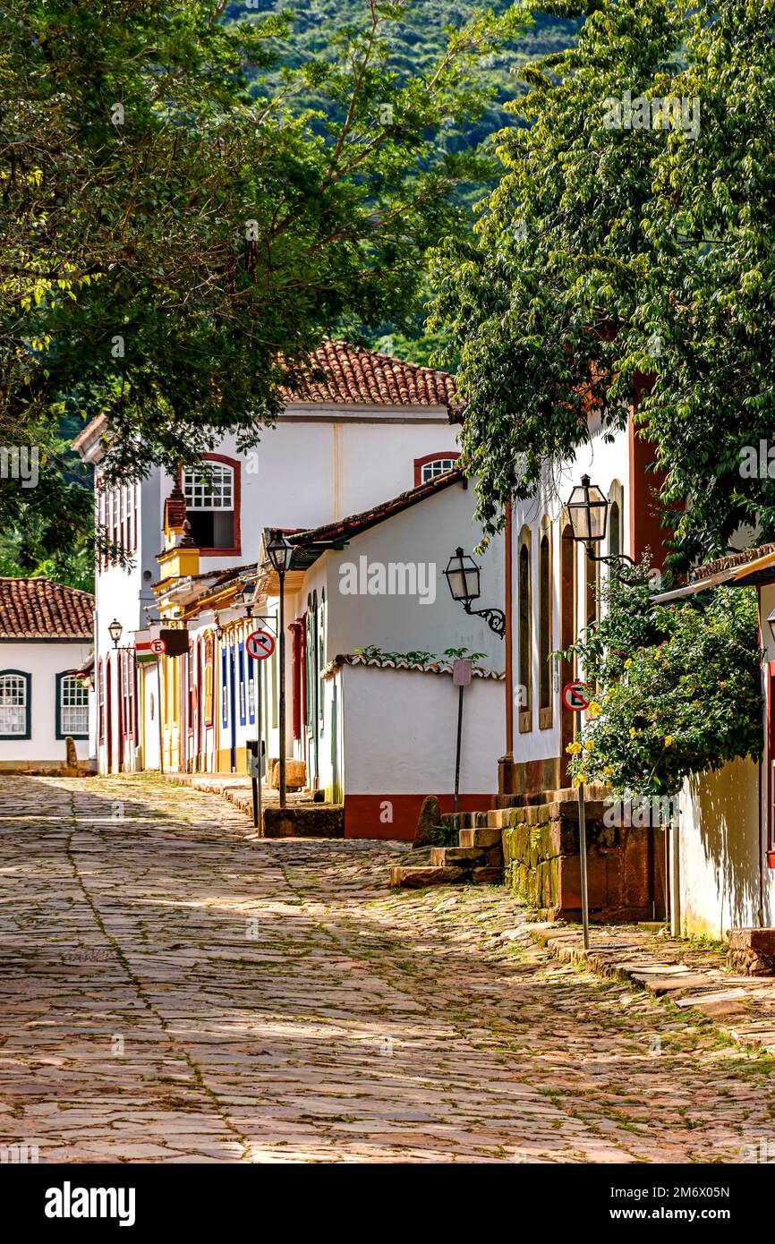 Pendio con pavimentazione in pietra e vecchie case colorate a Tiradentes Foto Stock