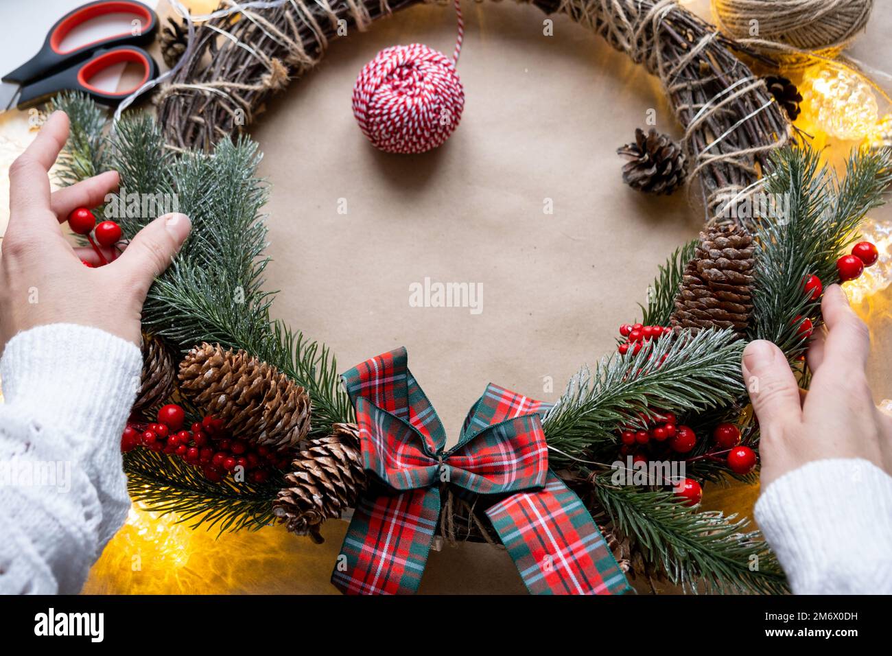 Fare una corona di Natale con le proprie mani. Preparazione per le vacanze, decorazione per la casa, Capodanno Foto Stock