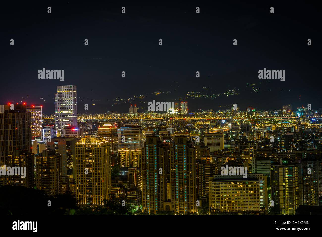 Vista notturna di Taipei vista dal Taipei Xiangshan Foto Stock