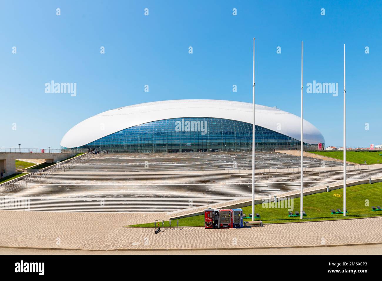 Sochi, Russia - 08.09.2022: Ice Palace Bolshoy (Grande), complesso multifunzionale, nel Parco Olimpico nel villaggio di Sirius. Vista frontale Foto Stock