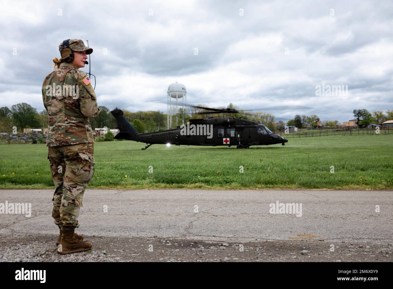 MUSCATATUCK, Ind. (7 maggio 2022) Army 1st Lt. Mollie Shephard, un ufficiale di collegamento della Task Force Aviation assegnato alla 3rd Combat Aviation Division, comunica con l'equipaggio di un UH60 Blackhawk come parte dell'Exercise Guardian Response a Muscatuck, Indiana, maggio 7. GR22 è un ente statunitense Forze dell'esercito Valutazione esterna diretta dal comando e culminante evento di formazione per gli Stati Uniti Enti di gestione delle conseguenze per le imprese di Northern Command in ambito chimico, biologico, radiologico e nucleare. L'esercizio è incentrato sul sostegno alla difesa dei gruppi di missione delle autorità civili. Foto Stock