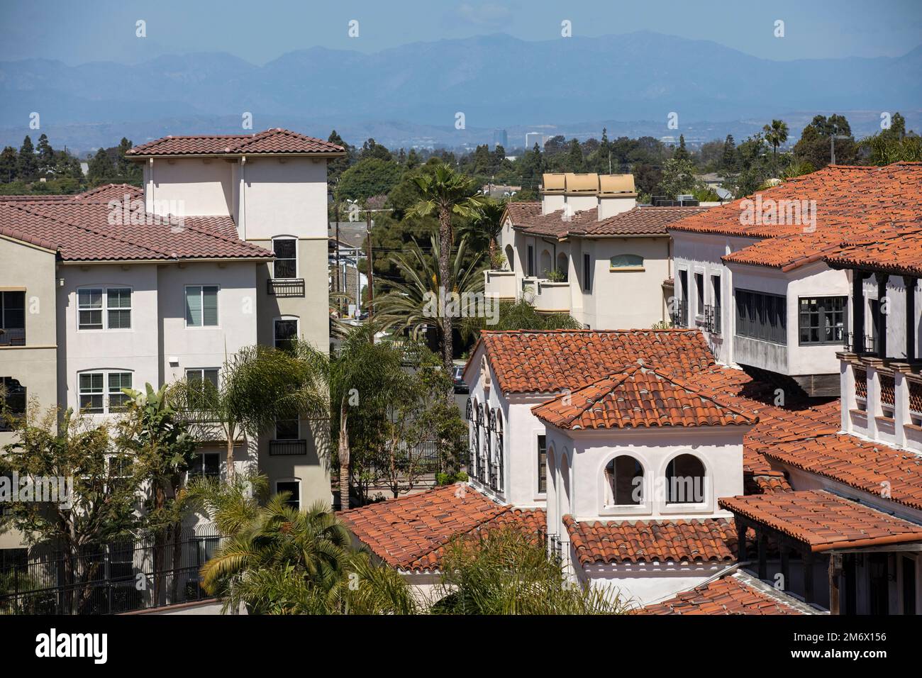 Vista dello skyline mattutino di una fitta casa nel centro di Costa Mesa, California, Stati Uniti. Foto Stock