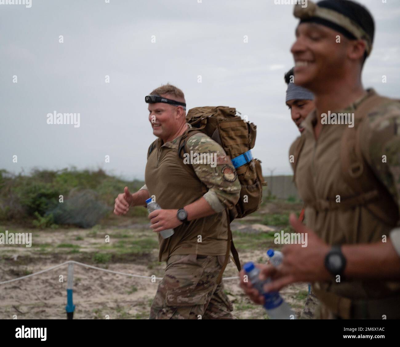 STATI UNITI Drew Gehler, davanti, comandante dello Squadrone della base aerea di spedizione 475th (EABS), corre con Airmen durante una marcia di ruck norvegese a Camp Simba, Kenya, 7 maggio 2022. L'EABS 475th fornisce il supporto per le operazioni di base e le comunicazioni a 13 partner di missione che abilitano le missioni del comando speciale delle operazioni in Africa in Kenya e Somalia. Insieme ai nostri partner africani e internazionali, contribuiscono a fornire un’Africa sicura, stabile e prospera. Foto Stock