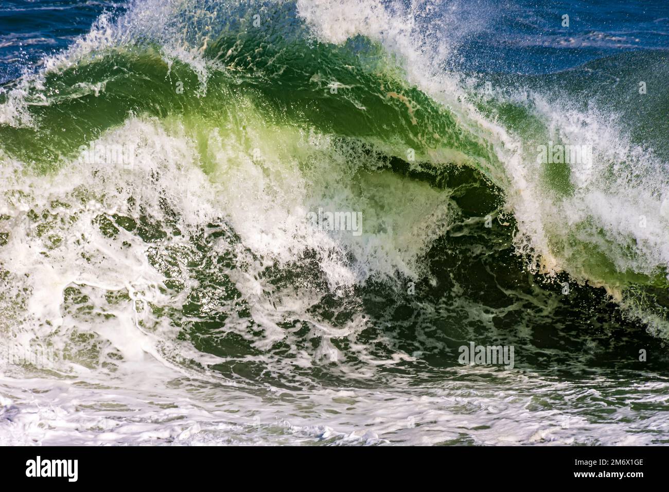 Bella onda di mare verde con gocce d'acqua e spruzzi di schiuma Foto Stock