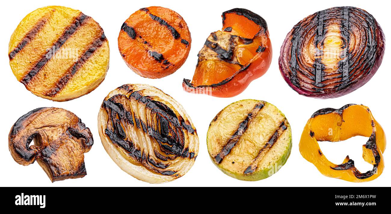 Fette di verdure grigliate che cadono isolate su sfondo bianco Foto Stock