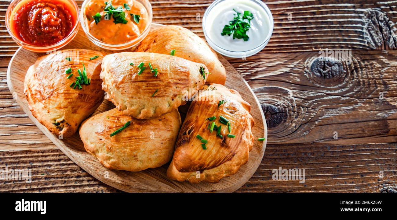 Composizione con un piatto di pierogi al forno Foto Stock