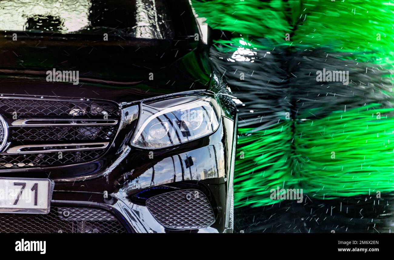 Un veicolo in un autolavaggio automatico. Foto Stock