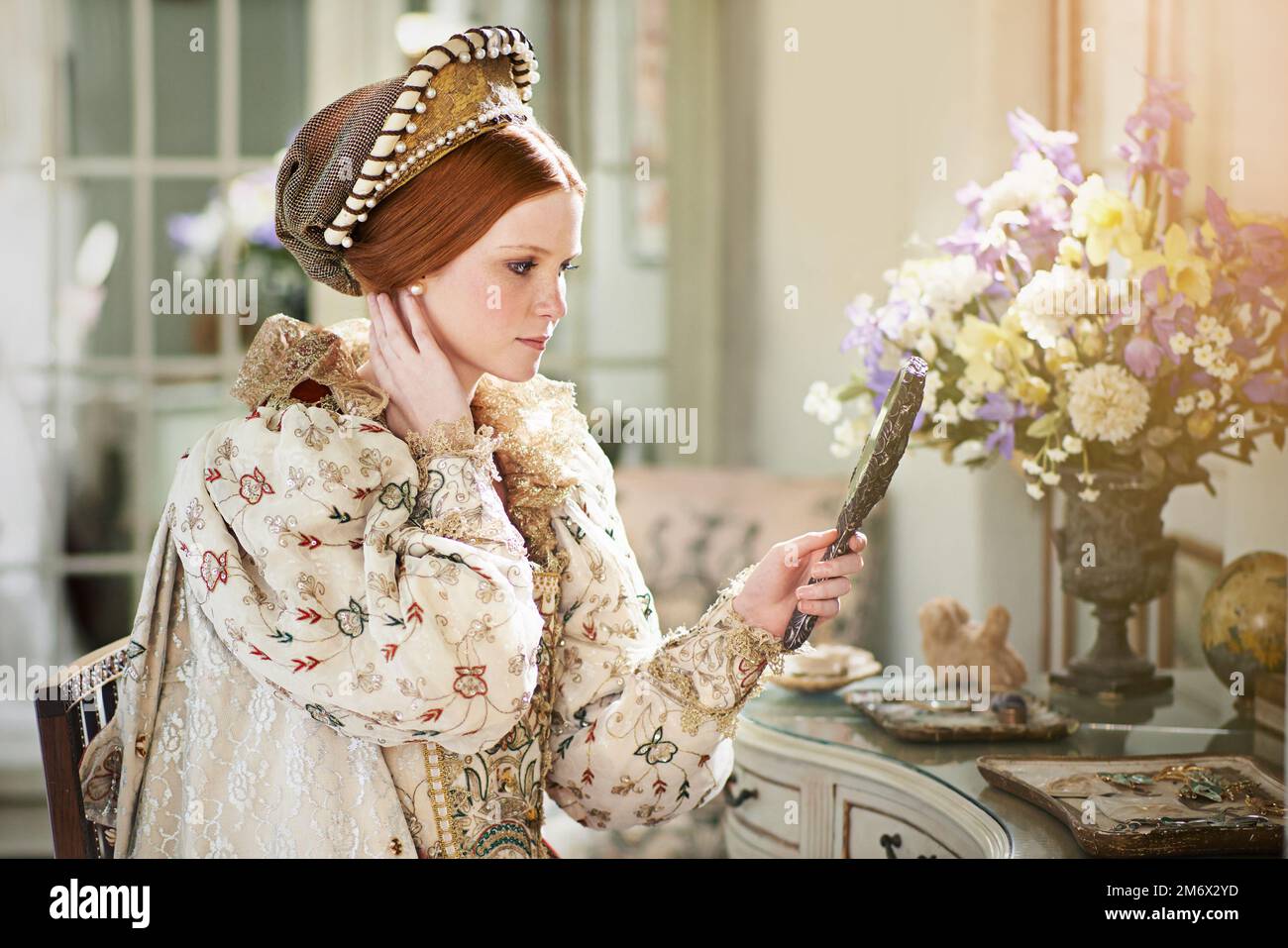 In effetti sono il più giusto nel regno. un'elegante nobile donna che si ammira in uno specchio nella sua stanza del palazzo. Foto Stock