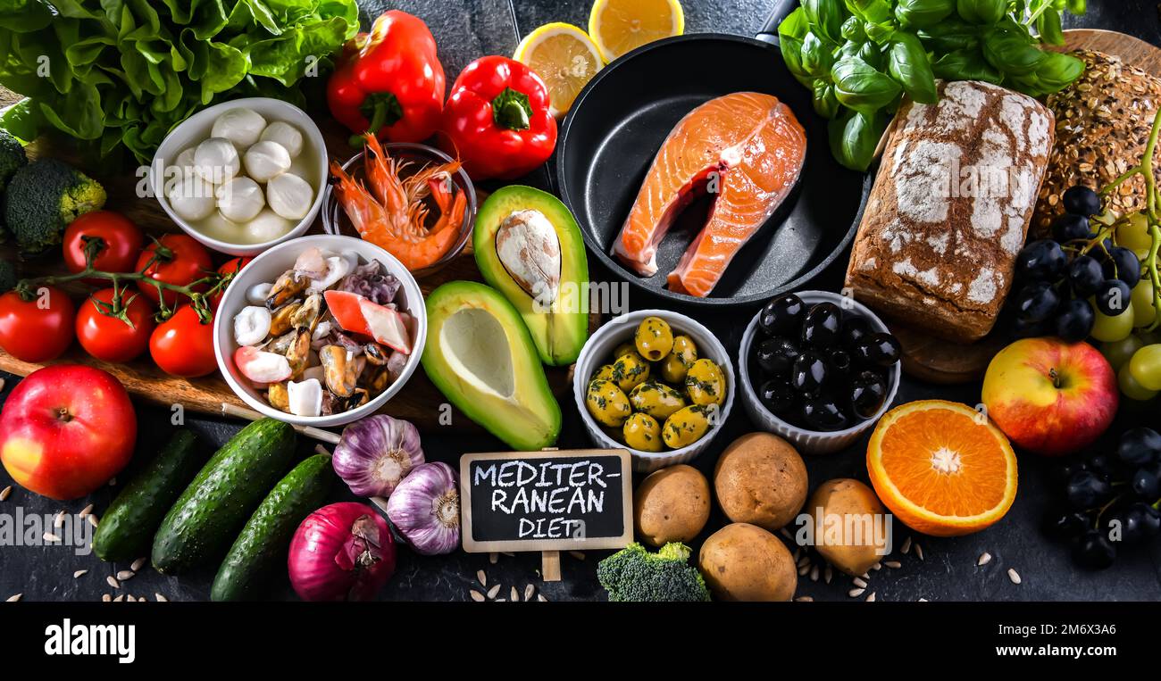 Prodotti alimentari che rappresentano la dieta mediterranea e che possono  migliorare lo stato di salute generale Foto stock - Alamy