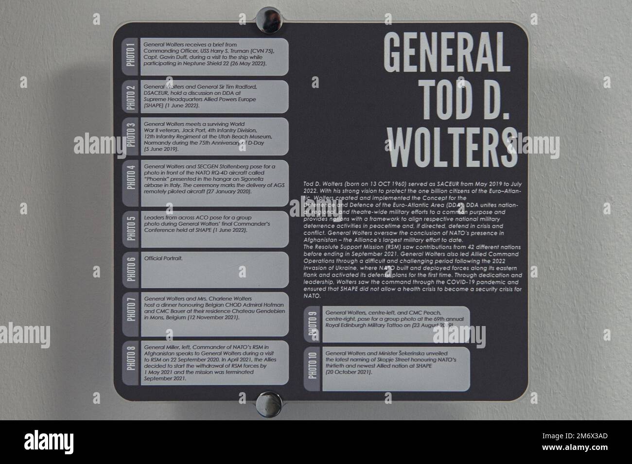 SHAPE, Belgio – la Shadow Box ufficiale del Comandante alleato Supremo Europa (SACEUR), generale Tod D. Wolter, è stata presentata nel Corridoio Eisenhower presso la sede centrale suprema Allied Powers Europe (SHAPE) il 4 luglio 2022. SACEUR General Wolters è stato il 19th SACEUR dal 2019 fino a quando una cerimonia di cambio di comando si è tenuta a SHAPE il 4 luglio 2022. (Foto NATO del personale Sgt. Kristin Savage) Foto Stock