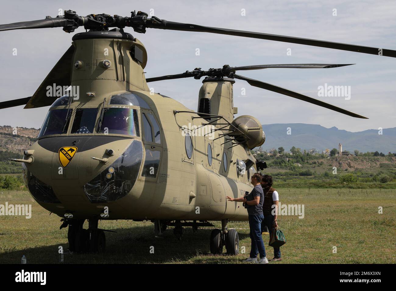 I membri del servizio e i civili hanno partecipato a un Air Static Display il 8 maggio 2022 a Stenkovec, nel nord della Macedonia, durante l'Exercise Swift Response, che ha visto la partecipazione di un elicottero CH-47 Chinook, UH-60 Blackhawks e molti altri. Esercizio Swift Response 2022 è un esercizio di formazione multinazionale annuale che si svolge in Europa orientale, nell'Alto Nord Artico, nei Paesi Baltici e nei Balcani dal 2 al 22 maggio 2022. Foto Stock