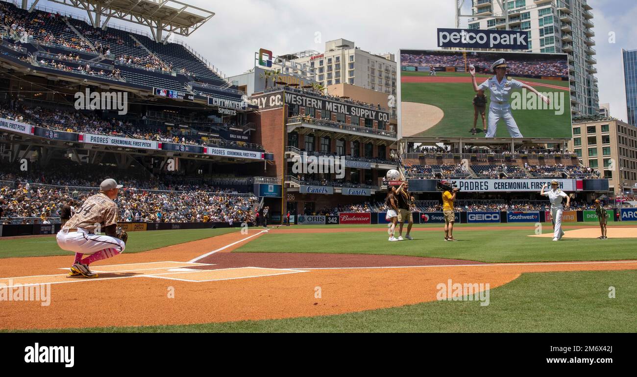 SAN DIEGO (8 maggio 2022) – il capitano Katie Ellis, comandante della nave d'assalto anfibio USS Boxer (LHD 4), lancia il primo campo cerimoniale a Petco Park, 8 maggio. Per la Festa della mamma i San Diego Padres hanno invitato le madri di più filiali a partecipare alle cerimonie di premiazione. Foto Stock