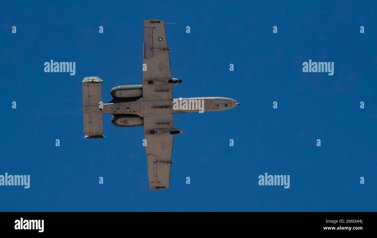 Un A-10C Thunderbolt II della base dell'aeronautica Davis-Monthan, Arizona, esegue un volo in volo il 8 maggio 2022 sulla base dell'aeronautica militare di Holloman, New Mexico. Il team dimostrativo ha attirato l'attenzione degli Stati Uniti L'orgogliosa storia dell'aeronautica militare nel volo storico dell'aeronautica militare durante il Legacy of Liberty Air Show e l'Open House del 2022. Foto Stock