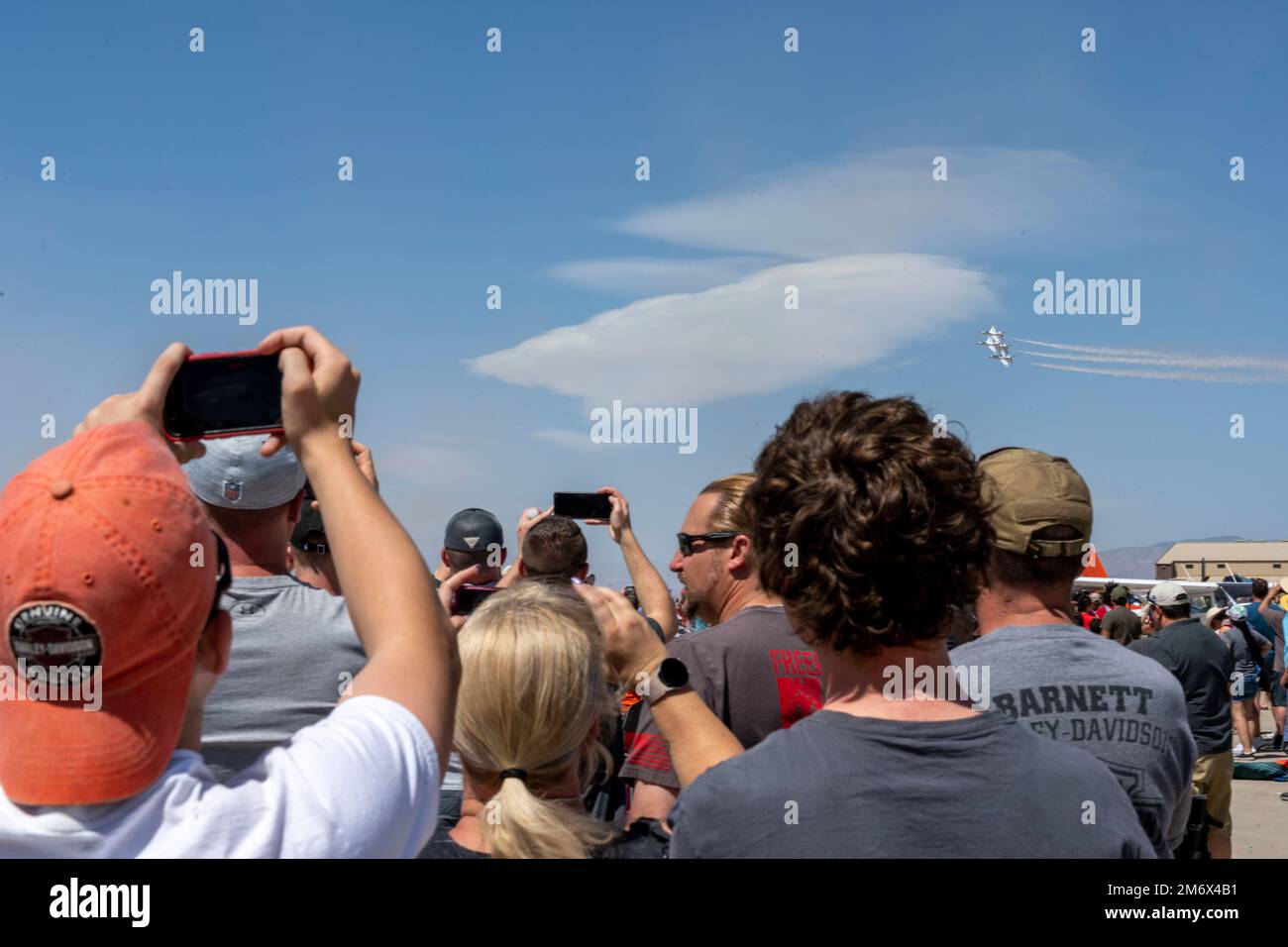 Gli spettatori fotografano i Falchi combattenti F-16 assegnati agli Stati Uniti Air Force Air Demonstration Squadron "Known as the Thunderbirds", 8 maggio 2022, sulla base dell'aeronautica militare di Holloman, New Mexico. Sin dall’inizio della squadra, 325 ufficiali hanno indossato il distintivo emblema degli “Ambasciatori d’America in Blu” e oltre 300 milioni di persone hanno assistito al loro spettacolo. Foto Stock