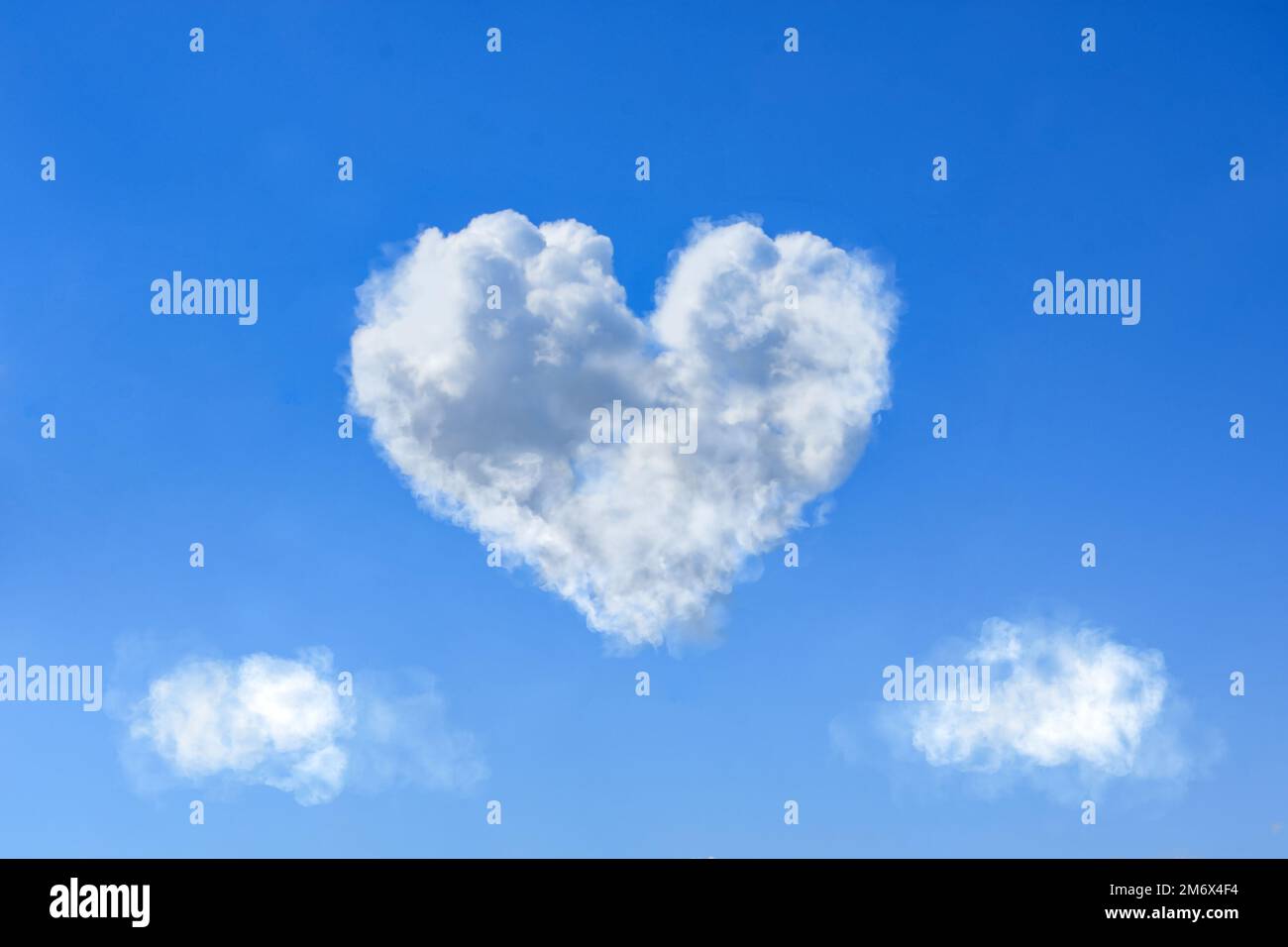 Nuvole bianche a forma di cuore sul cielo blu luminoso durante il giorno, concetto giorno di San Valentino Foto Stock