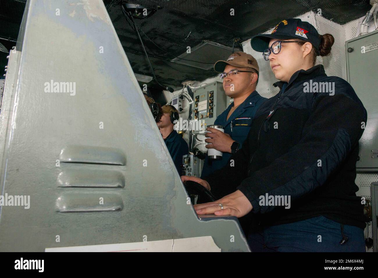 220508-N-JO823-1029 BAIA DI TOKYO, Giappone (8 maggio 2022) i marinai attaccati all'unica portaerei schierata in avanti della Marina degli Stati Uniti, la USS Ronald Reagan (CVN 76), gestiscono il timone della nave nella casa dei piloti. Ronald Reagan, l'ammiraglia del gruppo 5 di attacco delle portaerei, fornisce una forza pronta al combattimento che protegge e difende gli Stati Uniti e sostiene alleanze, partnership e interessi marittimi collettivi nella regione Indo-Pacifico. USS Ronald Reagan, CVN 76, US Navy, marinai, Giappone, ponte, Foto Stock